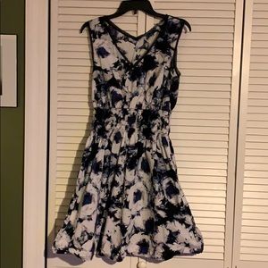 Vera Wang floral dress w/ elastic waist & pockets